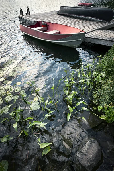 Vecchie Barche Vuote Molo Sul Lago Nebbioso Foto Stock Royalty Free