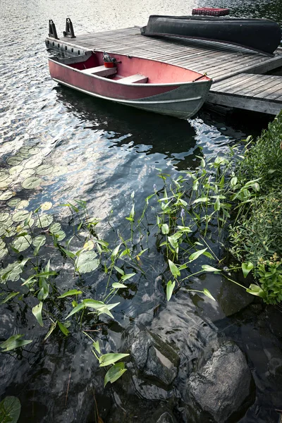 Lege Oude Boten Het Dok Mistige Lake Rechtenvrije Stockfoto's