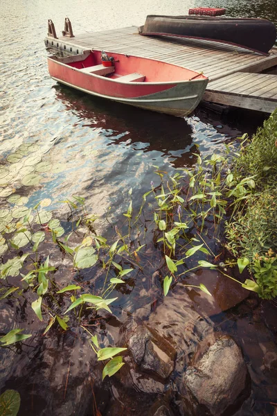 Lege Oude Boten Het Dok Mistige Lake Stockafbeelding