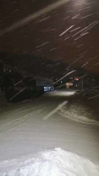 Взимку Десь Норвегії Під Час Сильного Снігопаду Наближається Машина — стокове відео