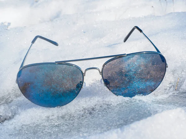 Paire Lunettes Soleil Bleues Dans Neige Glacée Froide Sans Visage — Photo