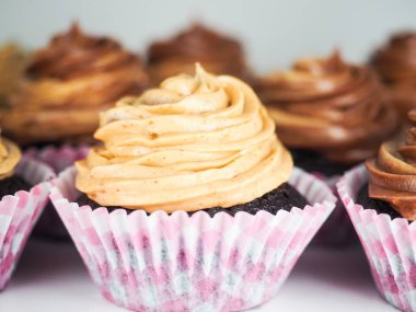 Karışık kremalı çikolatalı kek, pembe kağıt bardaklarda.