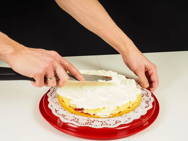 Persona Creando Pastel Capa Una Bandeja Plástico Rojo — Foto de Stock