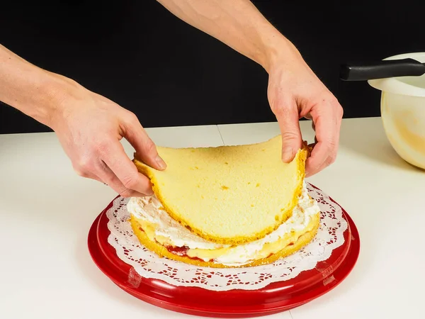 Persona Creando Pastel Capa Una Bandeja Plástico Rojo — Foto de Stock