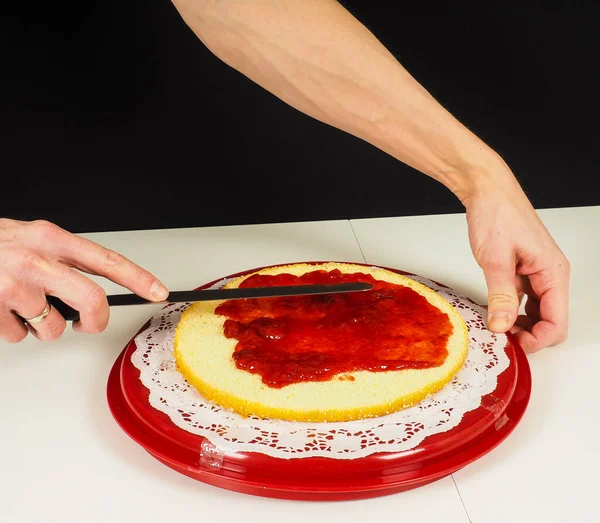 Dolcificante Torta Cottura Applicando Marmellata Fragole Sulla Torta Strato — Foto Stock