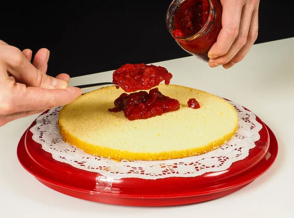 Person Die Einen Schichtkuchen Auf Einem Roten Plastikblech Herstellt — Stockfoto