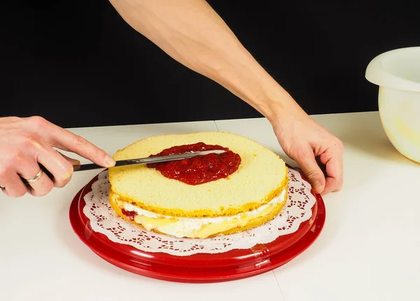 Persona Creando Pastel Capa Una Bandeja Plástico Rojo — Foto de Stock