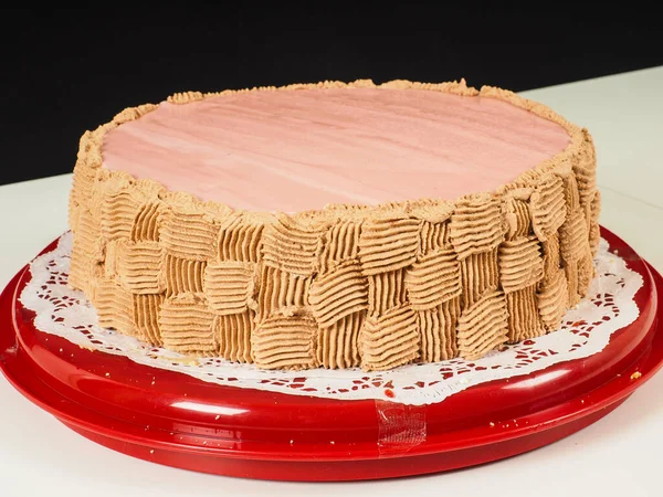 粉色杏仁面层蛋糕上漂亮的巧克力图案 — 图库照片