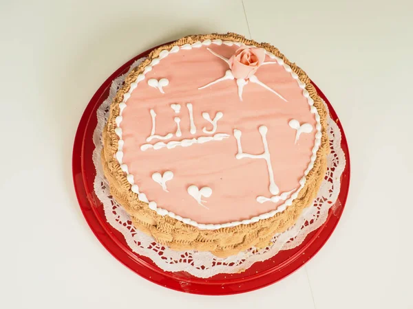 Pink Marzipan用玫瑰包裹生日蛋糕 用字母Lily 4装饰 — 图库照片