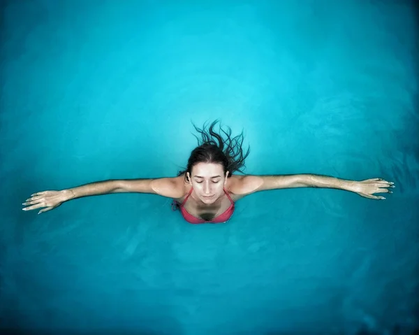 Beyaz kadın kakası yüzen