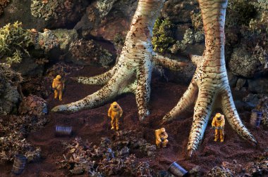 Fotoğraf dev ayak tavuk ve insanlar onlara yakın oyuncak. GDO, radyoaktivite veya toksisite kavramı.