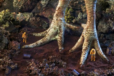 Fotoğraf dev ayak tavuk ve insanlar onlara yakın oyuncak. GDO, radyoaktivite veya toksisite kavramı.