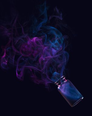 Cam şişe ve büyülü duman fotoğrafı. 