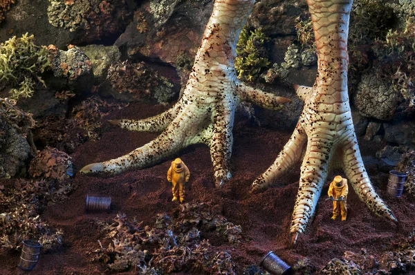 Fotoğraf dev ayak tavuk ve insanlar onlara yakın oyuncak. GDO, radyoaktivite veya toksisite kavramı.