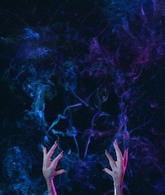 Kavramsal fotoğraf Pentagram, duman ve elinde bir büyücü şeytan aramaya çalışıyorum. Halloween veya dini kavramı.