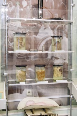 Yaroslavl, Rusya - 01 Temmuz 2016: bir kabine ile Sovyet Yaroslavl tarihi Müzesi tıpta konulu sergiler.