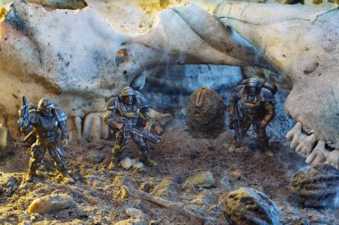 Magnitogorsk, Rusya - 10 Ekim 2018: Oyuncak asker ve bir uzaylı yumurtası Filmler ve bilgisayar oyunları serisi 'Uzaylı' dan bir grup. Açıklayıcı yazı işleri.