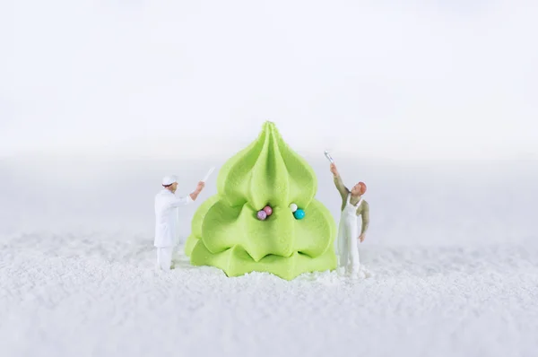 棉花糖圣诞树和玩具画家在白色雪背景 — 图库照片