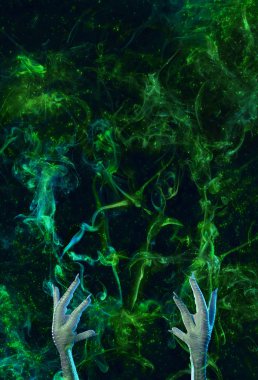 Kavramsal fotoğraf Pentagram, duman ve elinde bir büyücü şeytan aramaya çalışıyorum. Halloween veya dini kavramı.