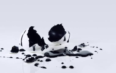 Çevre kirliliği veya virüs nedeniyle zehirlenmiş bir yumurta gösterir kavramsal fotoğraf.