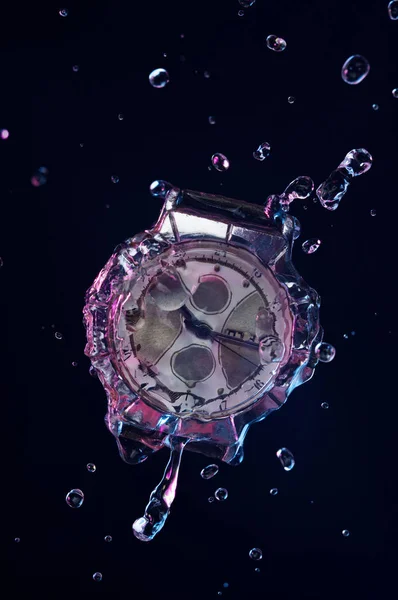 Conceptuele Foto Van Zwevende Moderne Horloge Met Water Druppels — Stockfoto