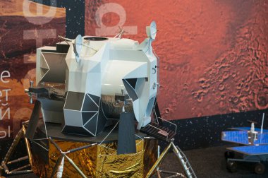Yaroslavl, Rusya-29 Haziran 2016: planetaryum ile yeni kültür ve eğitim merkezi 'nde bir ay modülünün modeli.