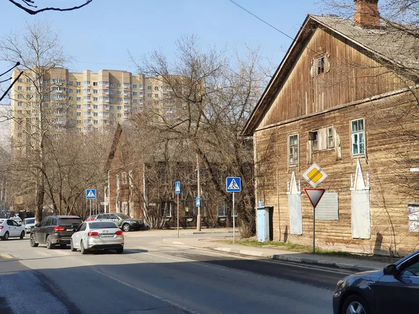 Şehirde Eski Modern Binaları Olan Bir Sokak — Stok fotoğraf