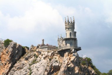 Kırım'ın Yalta Kırlangıç Yuvası'nda eski bir bina.