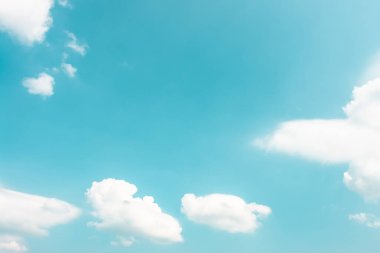 Güneşli bir günde mavi gökyüzünün doğal tasarımı