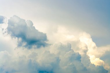 Çoklu renkli kümülüs bulutları. Doğal görüntü. Fırtına uyarısı. Artan tehlike.