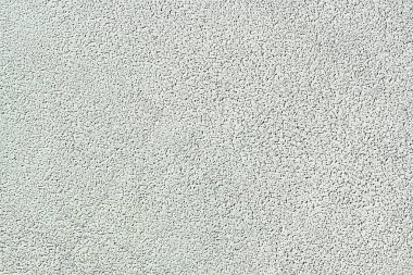 Gri ev duvarı modern cephe alçısıyla kaplıdır.                            