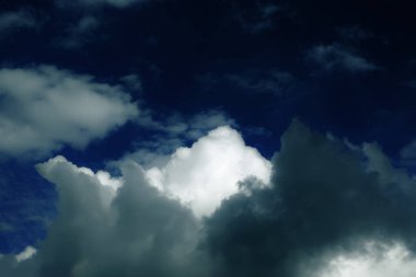 Açık gökyüzünden gelen kara bulutlar fırtınanın ve kasırganın habercisidir..