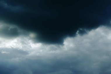 Açık gökyüzünden gelen kara bulutlar fırtınanın ve kasırganın habercisidir..