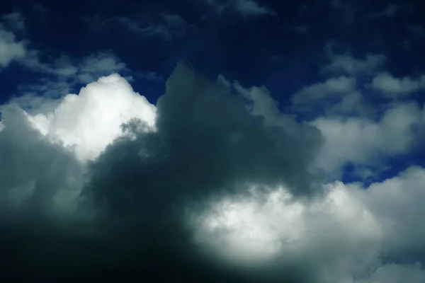 Dunkle Wolken Vom Klaren Himmel Lassen Ein Gewitter Und Einen — Stockfoto