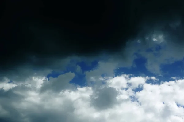 Dunkle Wolken Vom Klaren Himmel Lassen Ein Gewitter Und Einen — Stockfoto