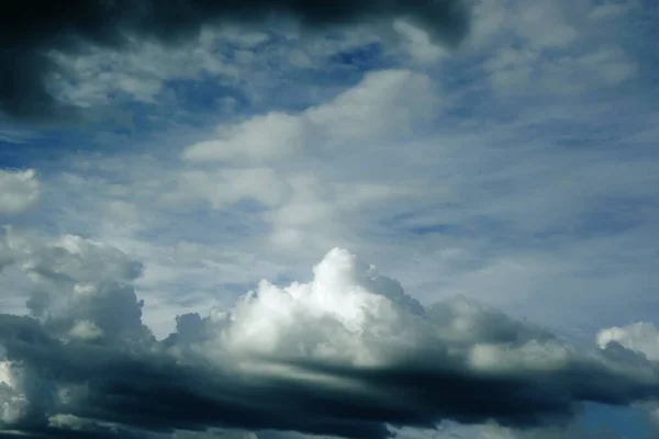 Dunkle Wolken Vom Klaren Himmel Lassen Ein Gewitter Und Einen — Stockfoto