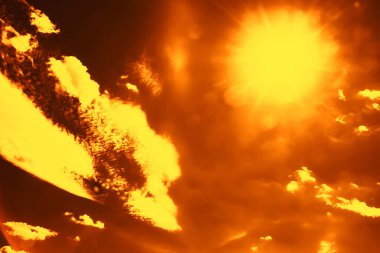 Parlak turuncu bir gün batımı hem neşe hem de endişe uyandırır..