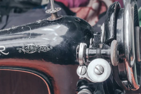 Una Máquina Mecánica Vintage Costura Almacena Estante — Foto de Stock