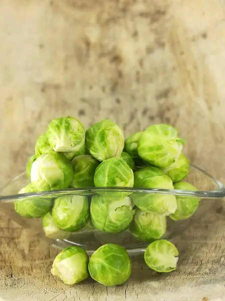 Rosenkohl Keimt Glasschale — Stockfoto