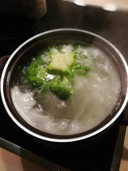 熱い沸騰水でブロッコリー — ストック写真
