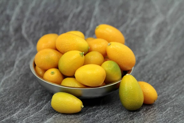 Kumquats Metal Bir Kase Içinde — Stok fotoğraf