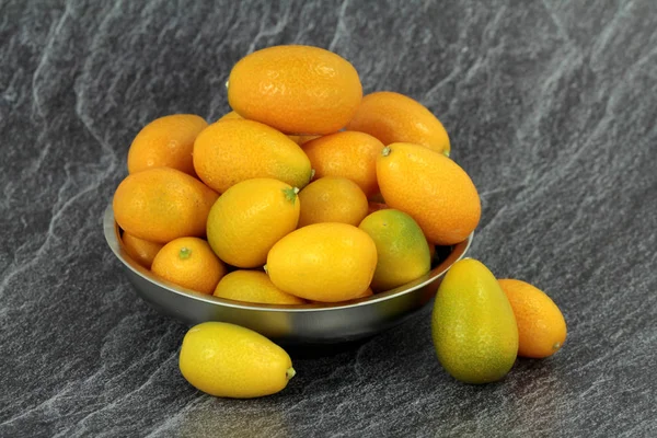 Kumquats Metal Bir Kase Içinde — Stok fotoğraf