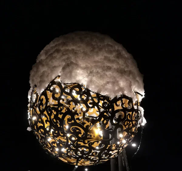 Atmosferycznych Kryształowej Kuli Zimową Noc — Zdjęcie stockowe