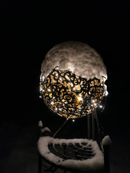 Sfeervolle Kristallen Bol Winternacht — Stockfoto
