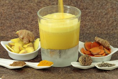 altın bir süt için malzemeler