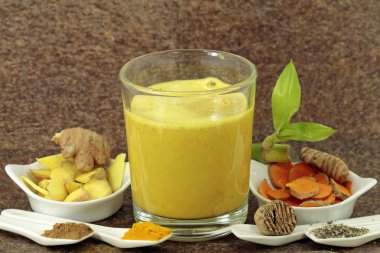 altın bir süt için malzemeler