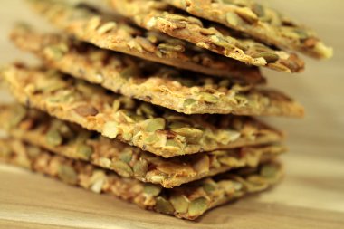 Baker'ın crispbread balkabağı tohumları ve peynir ile