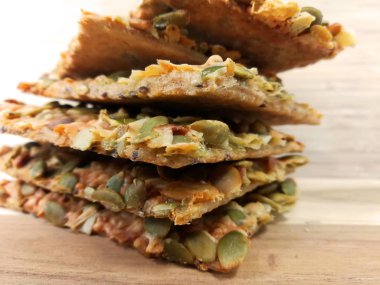 Baker'ın crispbread balkabağı tohumları ve peynir ile