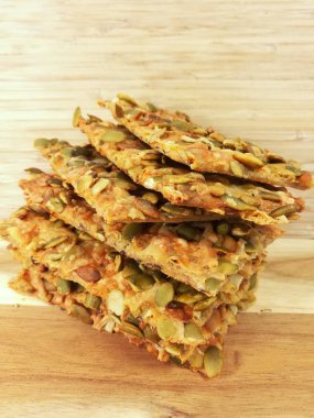 Baker'ın crispbread balkabağı tohumları ve peynir ile