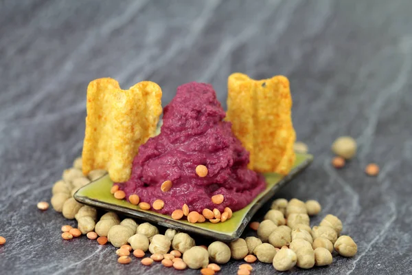 Rode Bieten Hummus Met Chips Van Linzen Pure Eiwitten — Stockfoto